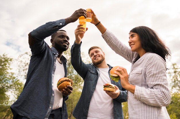 Amis de faible angle grillage avec de la bière