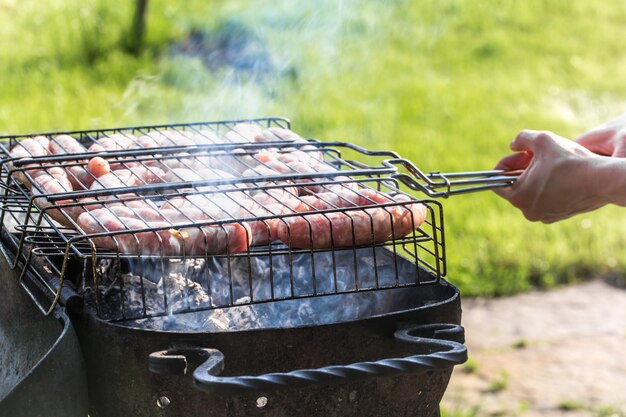 Amis faire un barbecue et déjeuner dans la nature.