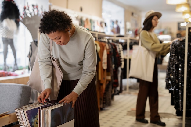 Photo gratuite amis, faire du shopping sur le marché de l'occasion