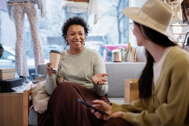 Amis, faire du shopping sur le marché de l'occasion