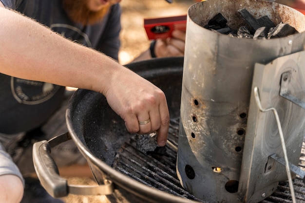 Photo gratuite amis faisant un barbecue en plein air