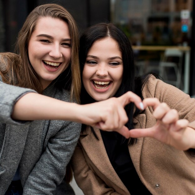 Amis faisant un cœur avec leurs doigts