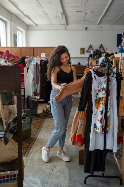 Amis faisant du shopping dans un magasin d'antiquités