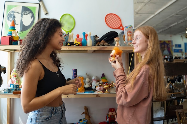 Amis faisant du shopping dans un magasin d'antiquités