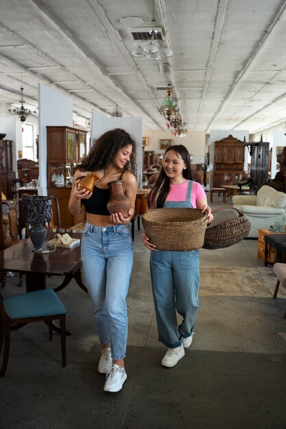 Amis faisant du shopping dans un magasin d'antiquités