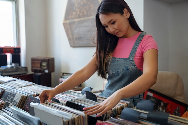 Amis faisant du shopping dans un magasin d'antiquités