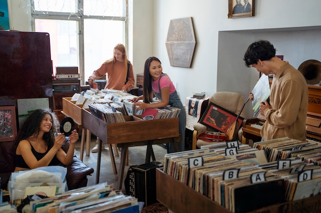 Amis faisant du shopping dans un magasin d'antiquités