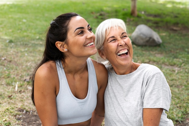 Amis faisant du yoga ensemble dans le parc