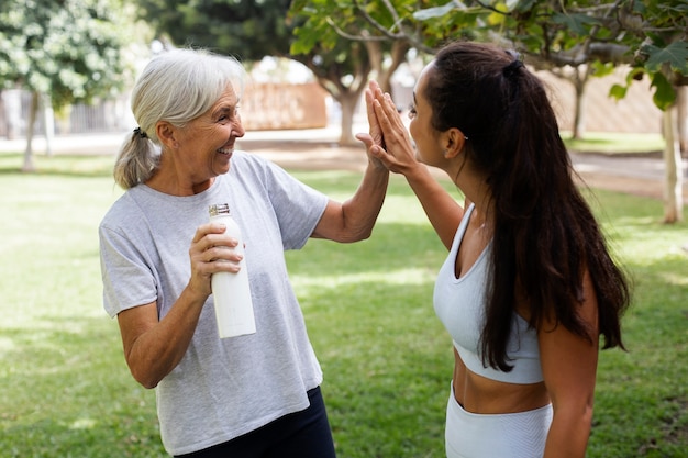 Amis faisant du yoga ensemble dans le parc