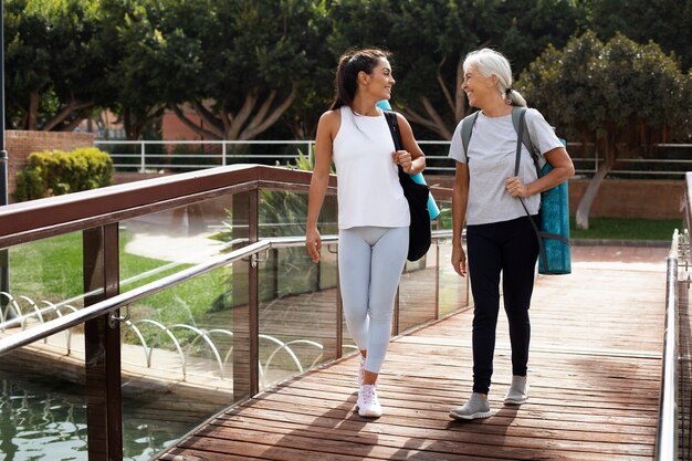 Amis faisant du yoga ensemble dans le parc