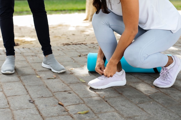 Amis faisant du yoga ensemble dans le parc