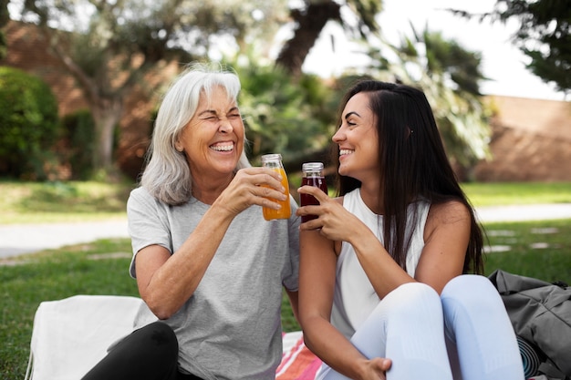 Amis faisant du yoga ensemble dans le parc