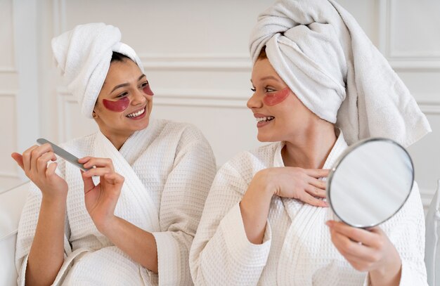 Amis faisant leur routine de soins des ongles ensemble