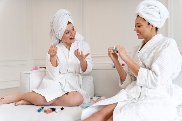 Amis faisant leur routine de soins des ongles ensemble