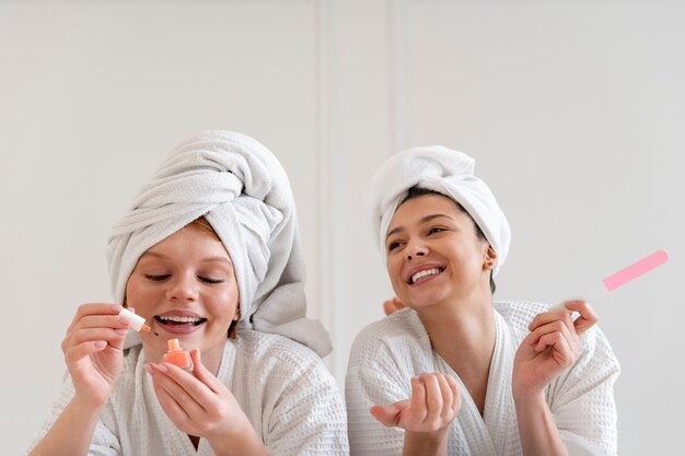 Amis faisant leur routine de soins des ongles ensemble