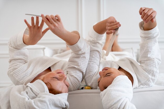 Amis faisant leur routine de soins des ongles ensemble