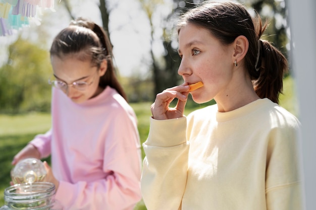 Amis faisant de la limonade ensemble vue latérale