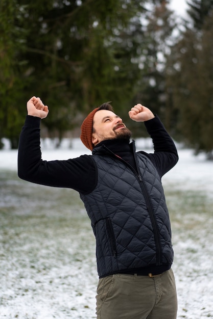 Photo gratuite amis faisant de la randonnée en hiver