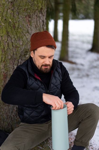 Amis faisant de la randonnée en hiver