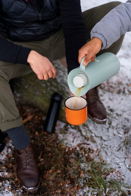 Amis faisant de la randonnée en hiver