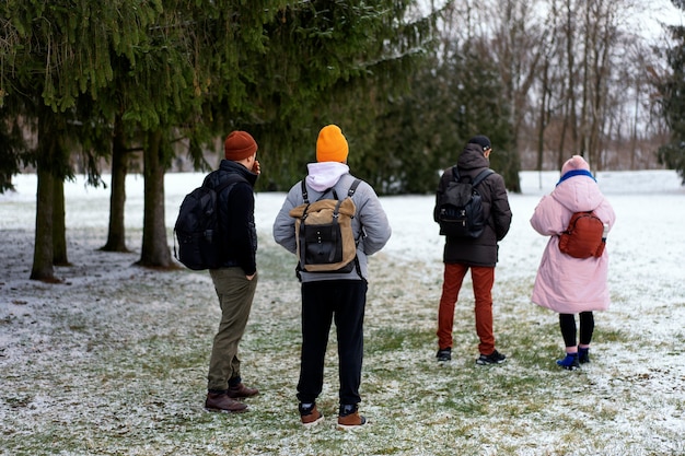 Photo gratuite amis faisant de la randonnée en hiver