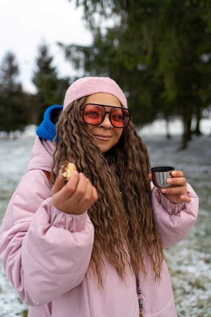 Amis faisant de la randonnée en hiver