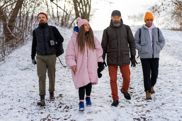 Photo gratuite amis faisant de la randonnée en hiver