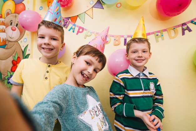 Amis faisant selfie sur la fête d&#39;anniversaire