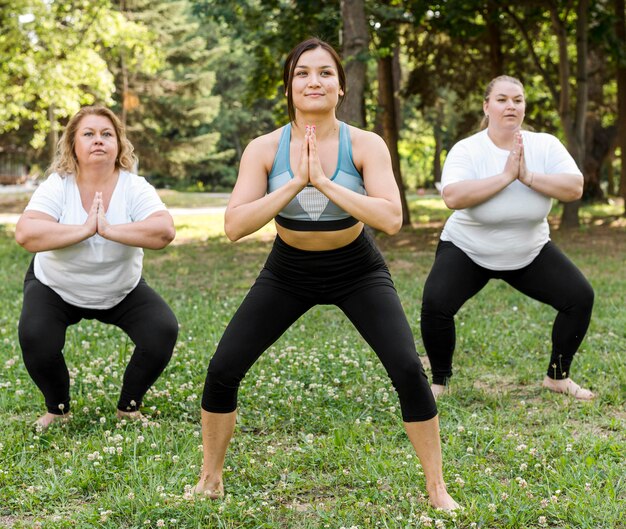 Amis faisant des squats dans le parc