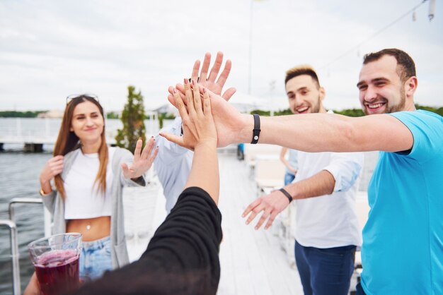 Des amis félicitent son ami pour son anniversaire, les cocktails au café