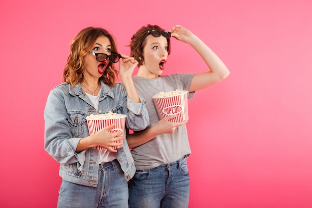 Photo gratuite amis femmes choquées manger du pop-corn regarder un film