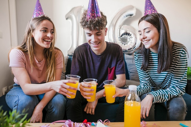 Amis fêtant leur seizième anniversaire