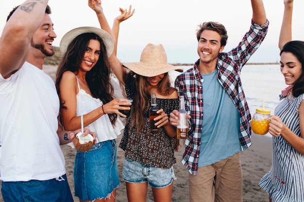 Amis fêtant à la plage