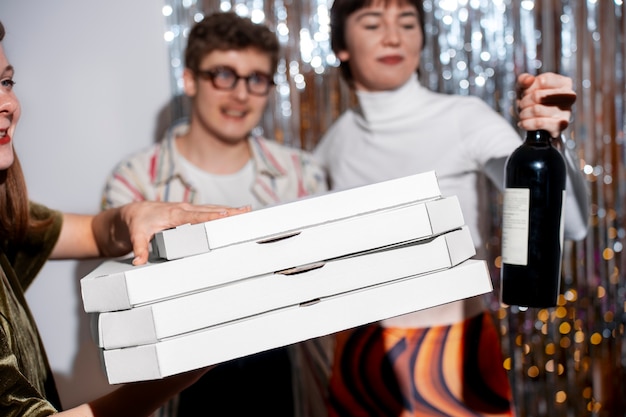 Photo gratuite des amis à la fête avec une délicieuse pizza