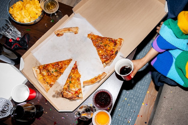 Photo gratuite des amis à la fête avec une délicieuse pizza