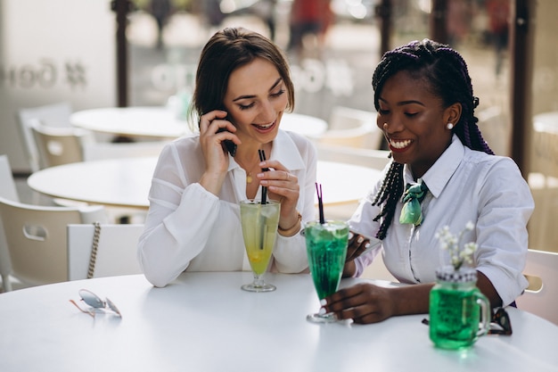 Amis filles internationales dans un bar