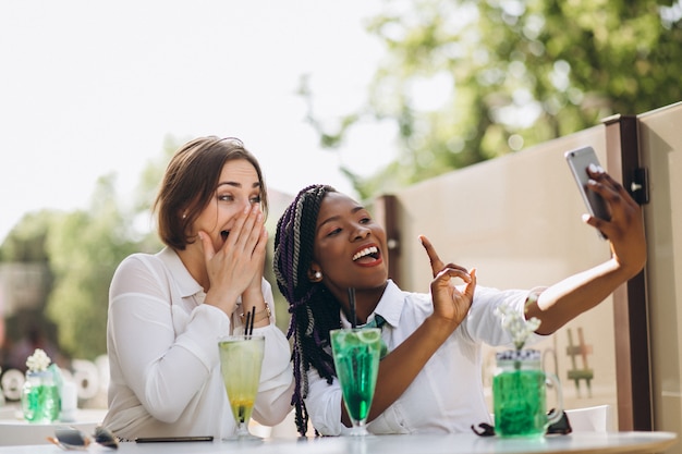 Amis filles internationales dans un bar