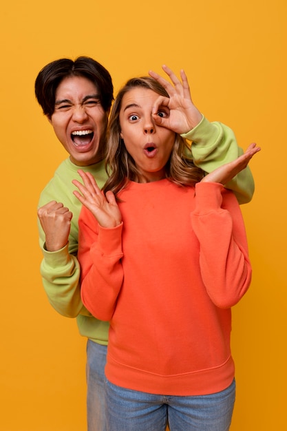 Photo gratuite des amis font des grimaces dans le studio.