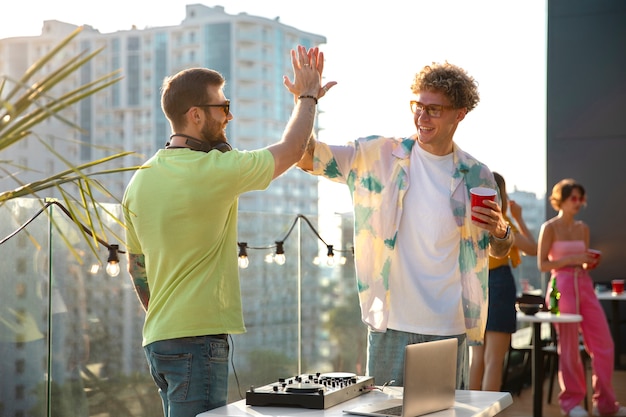 Photo gratuite amis heureux de coup moyen à la fête