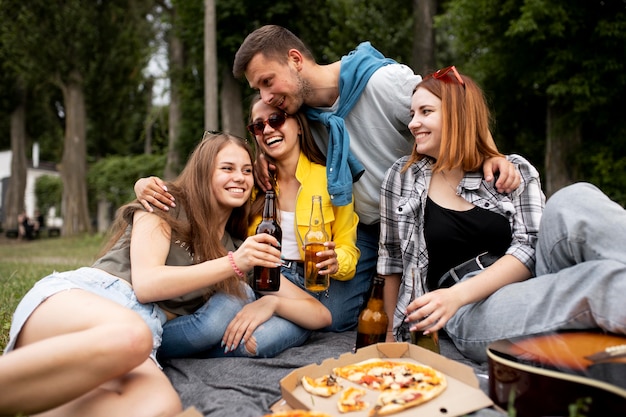 Photo gratuite amis heureux avec un coup moyen de pizza