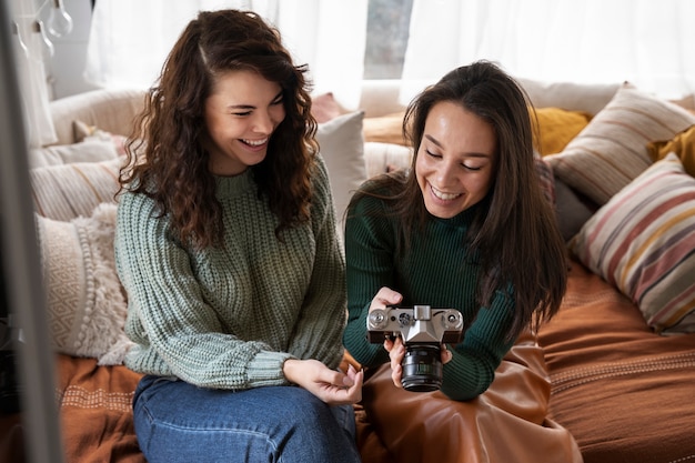 Amis heureux et excités réunis