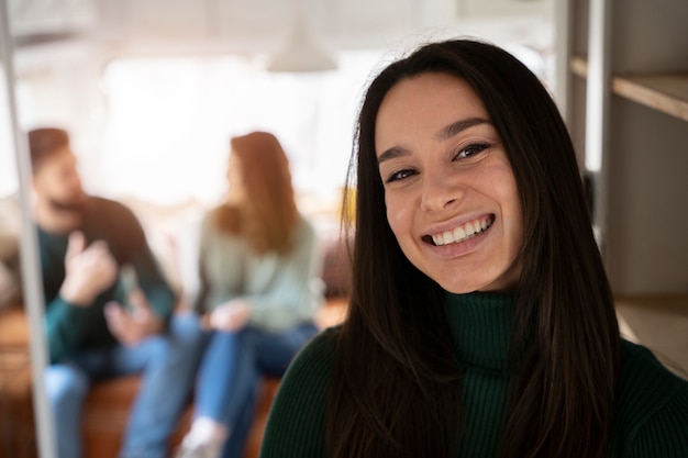 Amis heureux et excités réunis