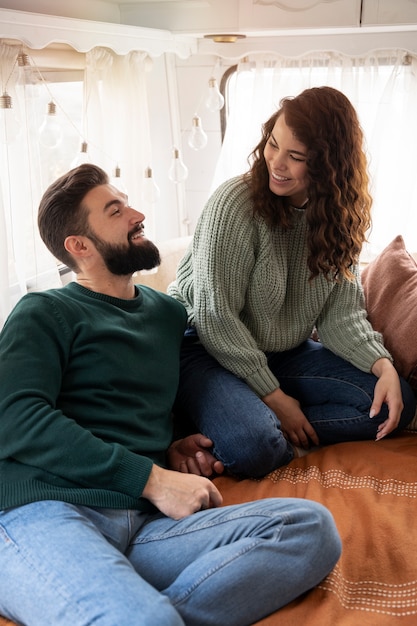 Amis heureux et excités réunis