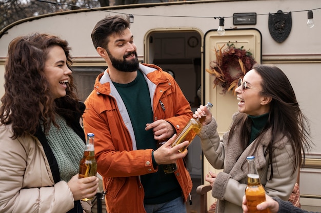 Amis heureux et excités réunis