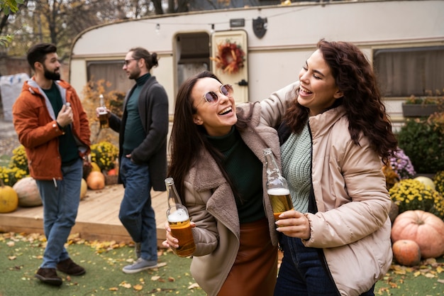 Amis heureux et excités réunis