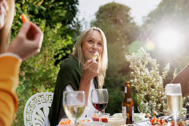 Amis heureux à faible angle faisant la fête à l'extérieur