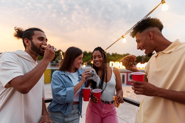 Amis heureux faisant la fête coup moyen