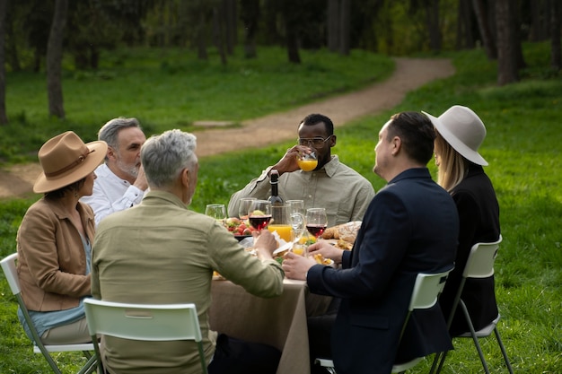 Amis heureux faisant la fête dans la nature plan moyen