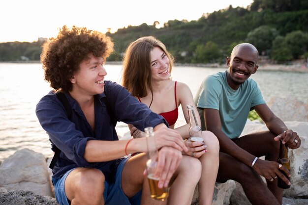 Amis heureux de plan moyen avec des boissons