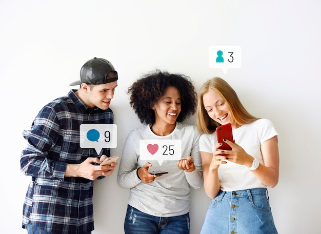 Photo gratuite amis heureux regardant les médias sociaux sur un smartphone